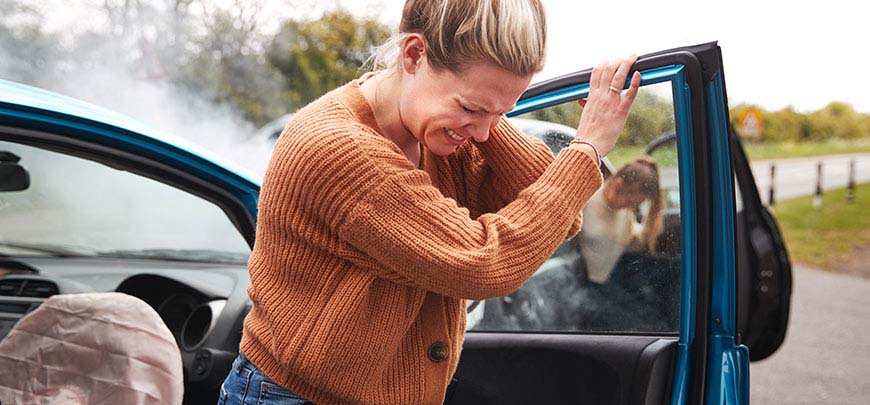 Paciente que necesita atención por lesiones por accidente automovilístico después de un accidente automovilístico